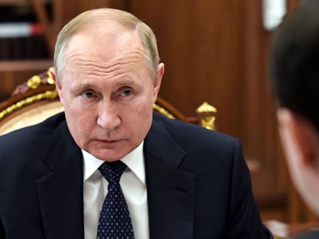 Das von der staatlichen russischen Nachrichtenagentur Sputnik via AP veröffentlichte Poolfoto zeigt Wladimir Putin, Präsident von Russland, der an einem Treffen teilnimmt