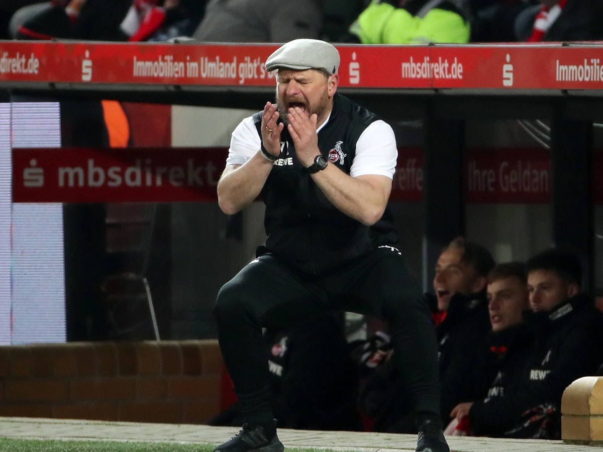 Steffen Baumgart geht in die Knie und schreit in seine Hände.