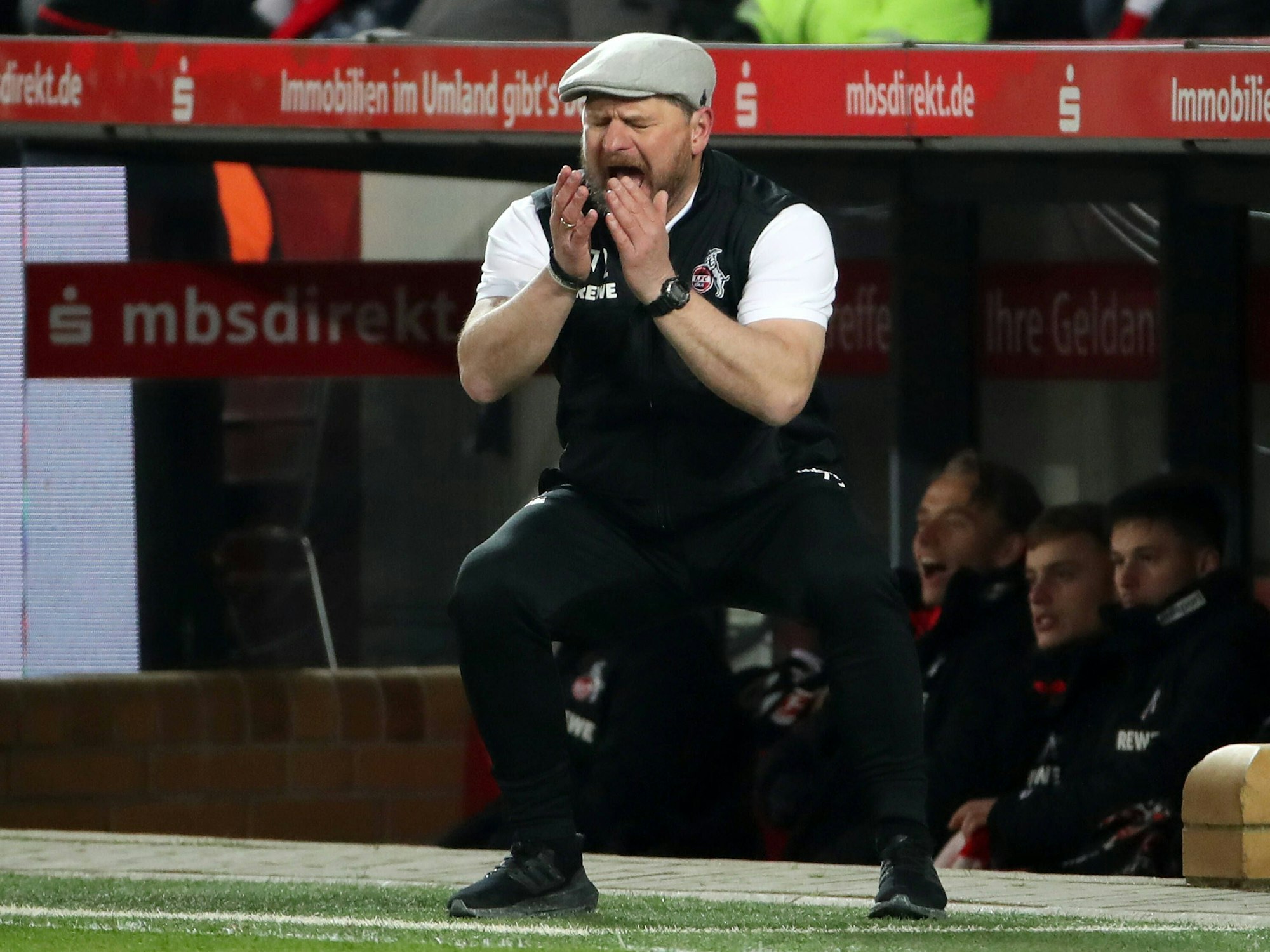 Steffen Baumgart geht in die Knie und schreit in seine Hände.