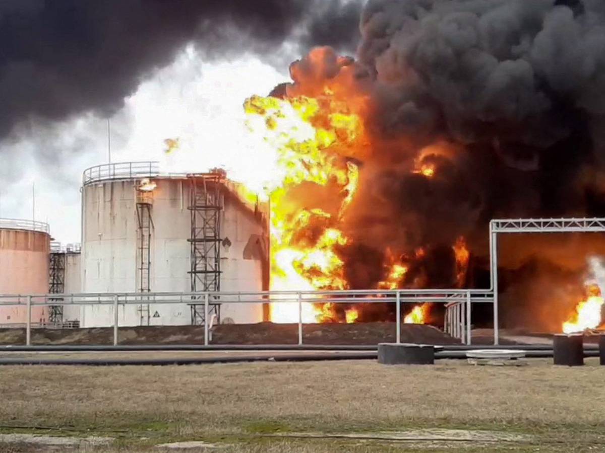Feuerwehrmänner versuchend das Öldepot in Belgorod zu löschen.