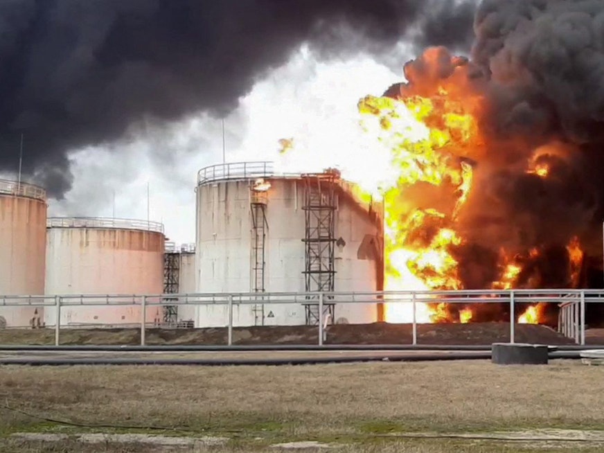 Feuerwehrmänner versuchend das Öldepot in Belgorod zu löschen.