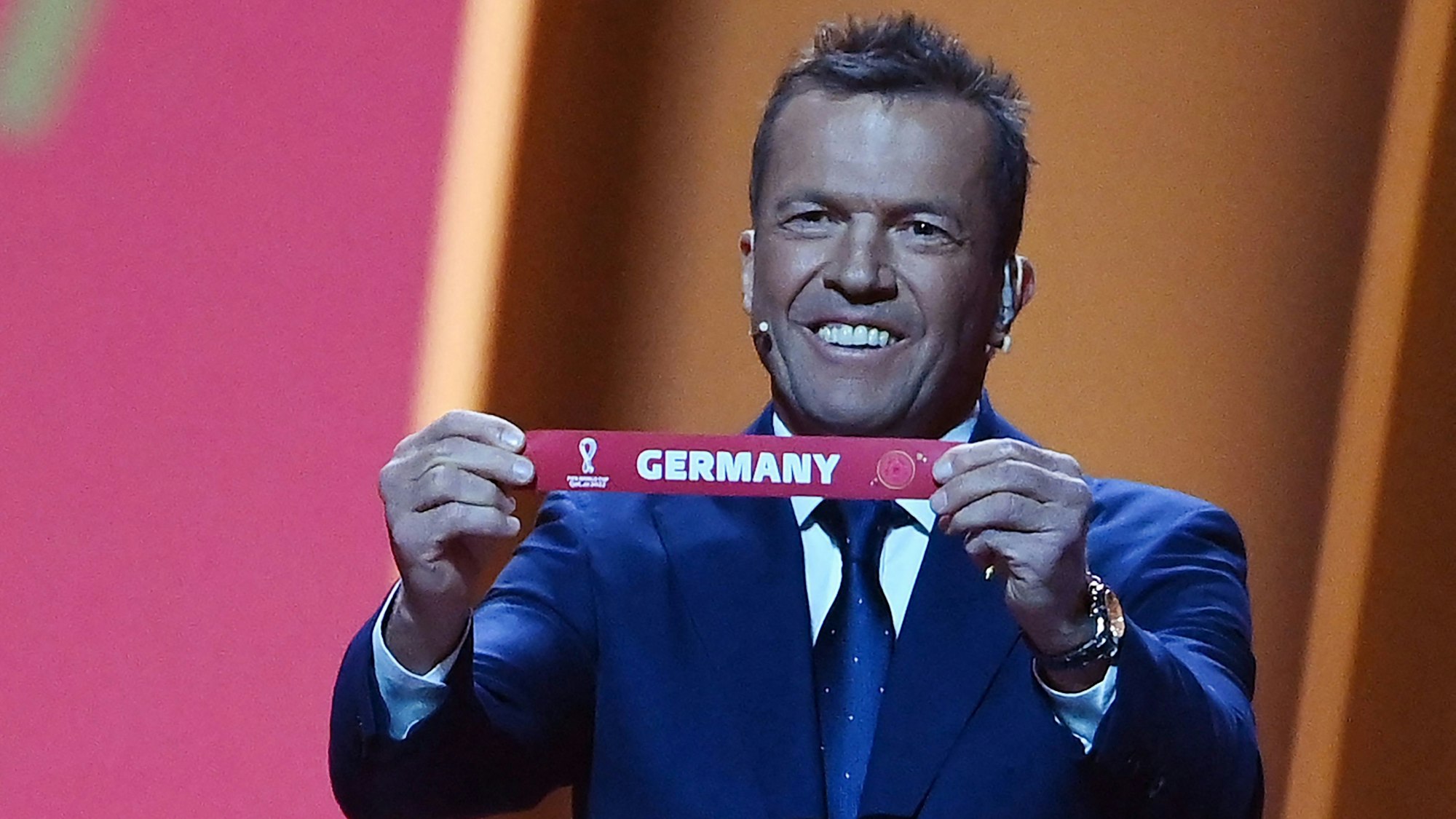 Lothar Matthäus präsentiert das deutsche Los.