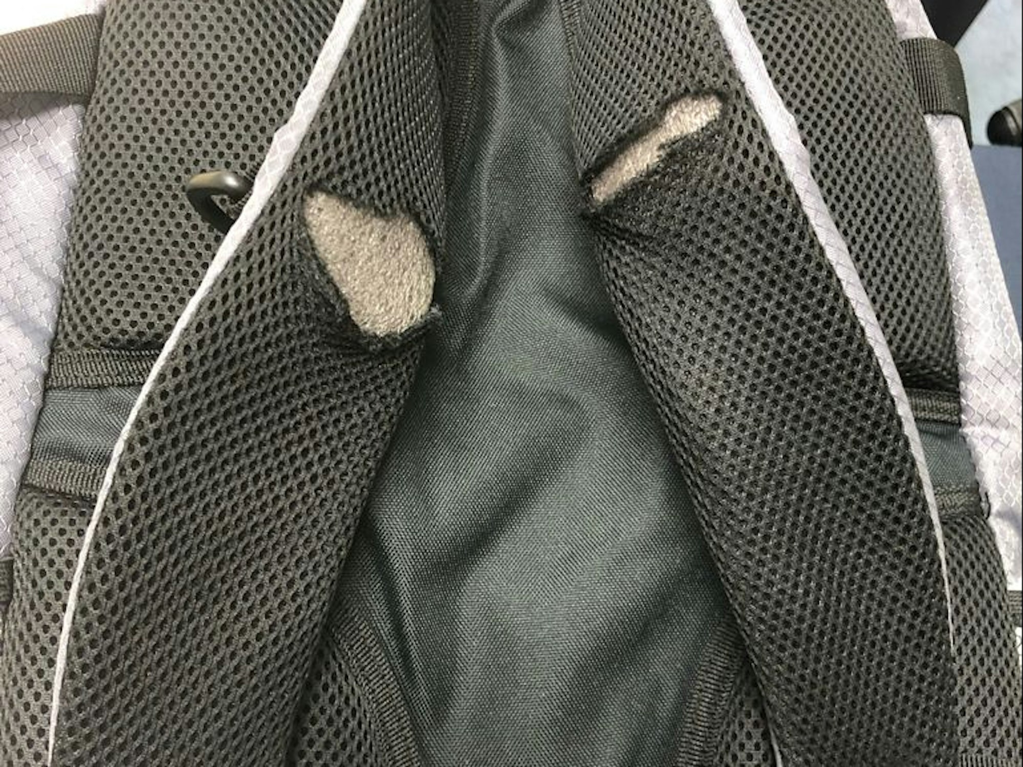 Ein Rucksack steht auf einem Tisch.