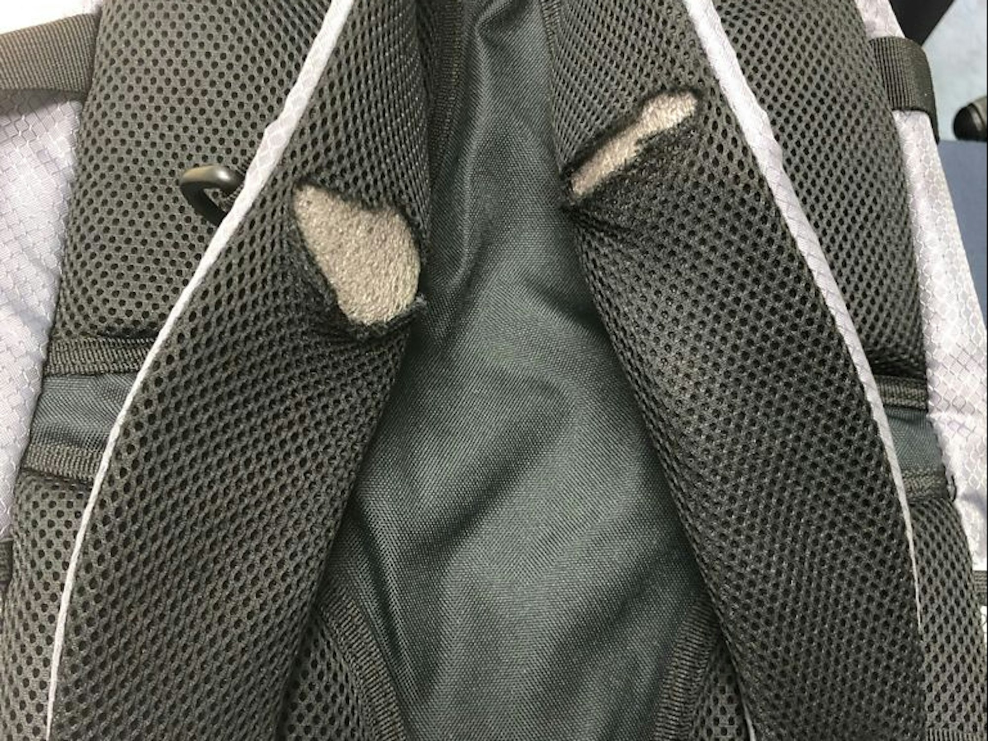 Ein Rucksack steht auf einem Tisch.