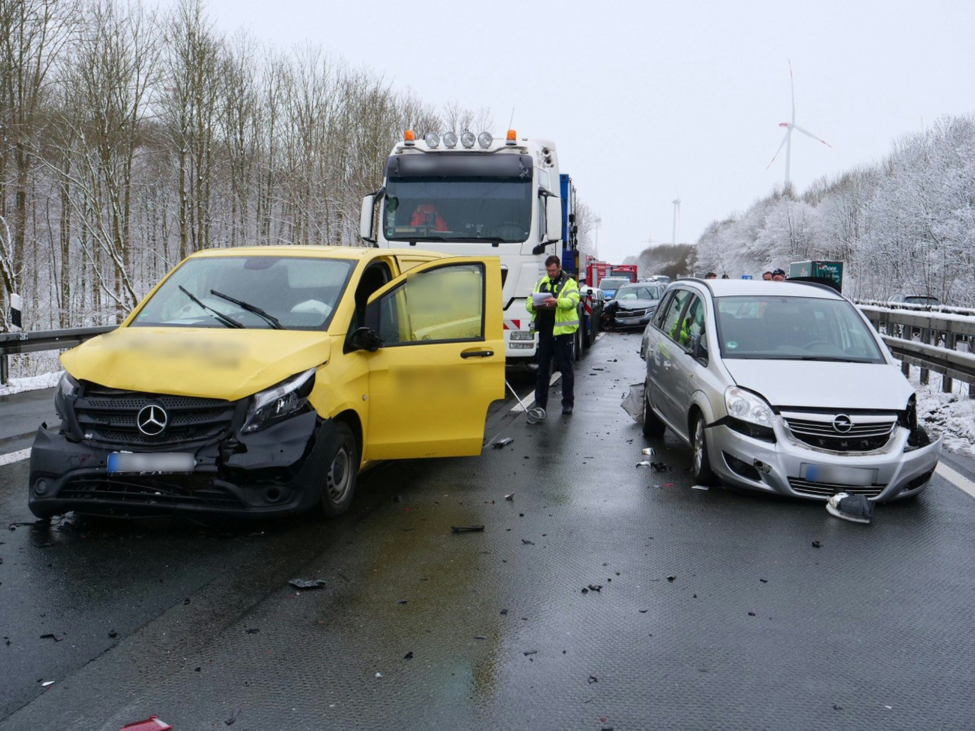 Zwölf Personen wurden bei dem Unfall auf der A44 bei Lichtenau verletzt.