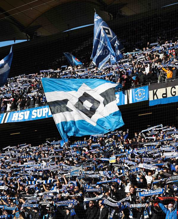 Die Fans des Hamburger SV stehen gegen Werder Bremen im Volksparkstadion.