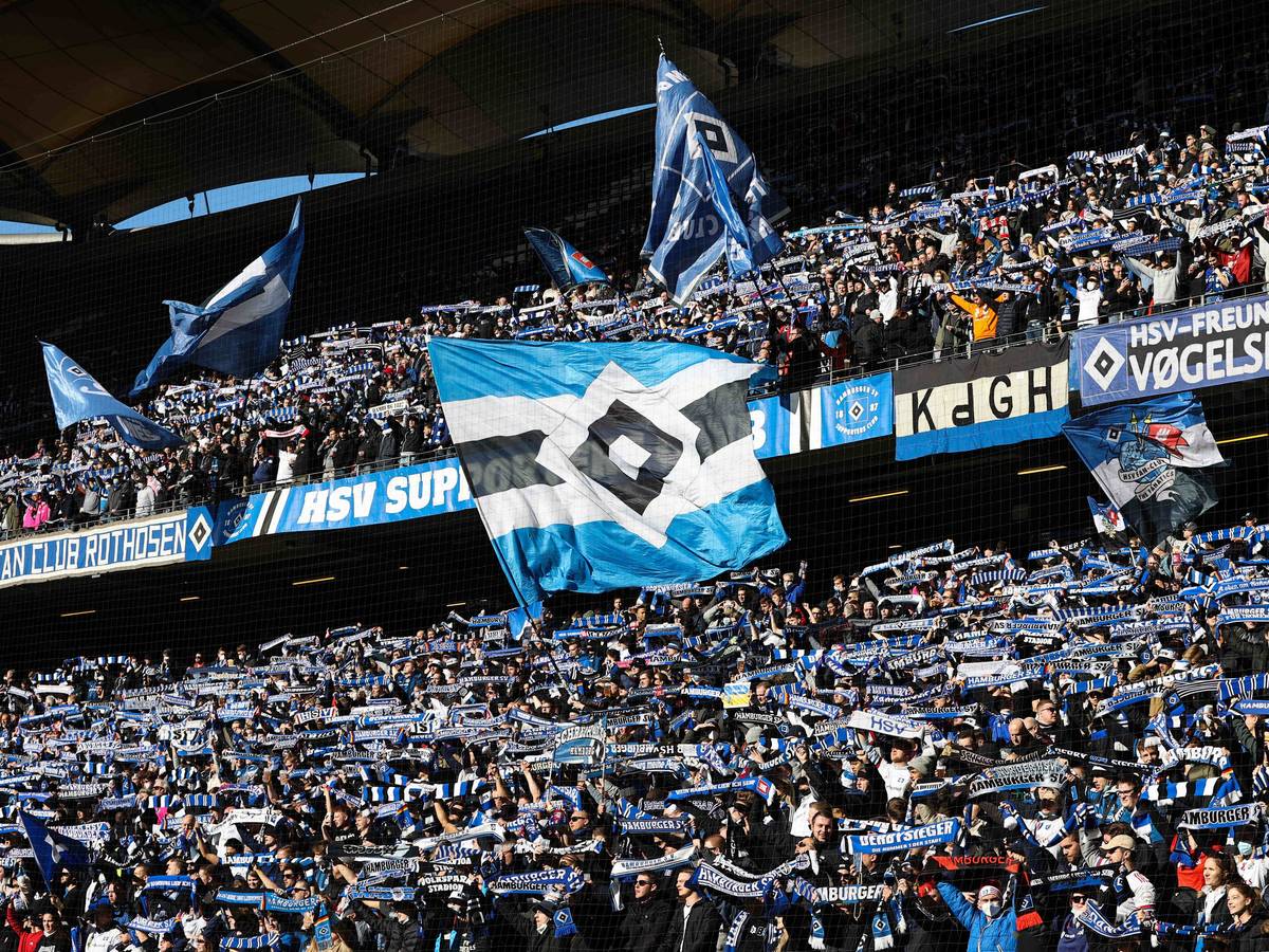 Die Fans des Hamburger SV stehen gegen Werder Bremen im Volksparkstadion.