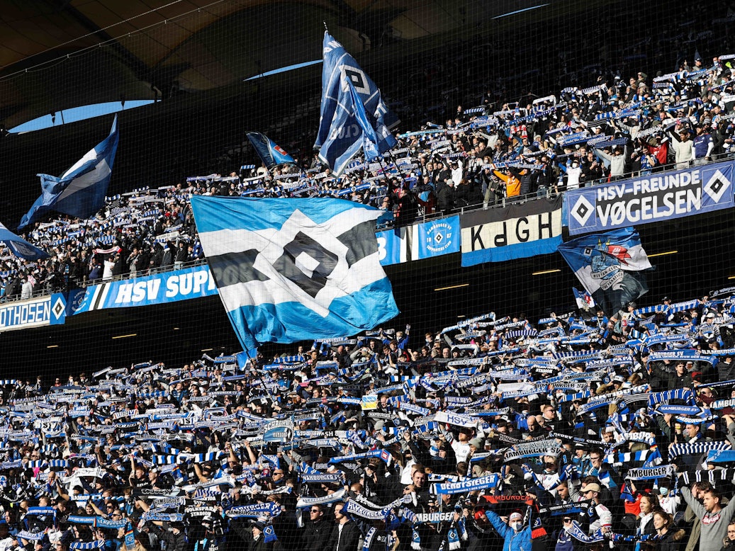 Die Fans des Hamburger SV stehen gegen Werder Bremen im Volksparkstadion.