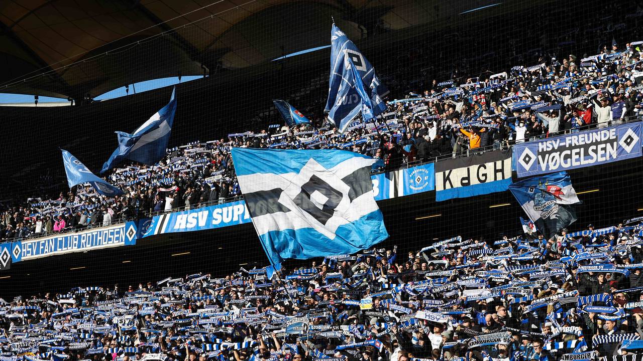 Die Fans des Hamburger SV stehen gegen Werder Bremen im Volksparkstadion.