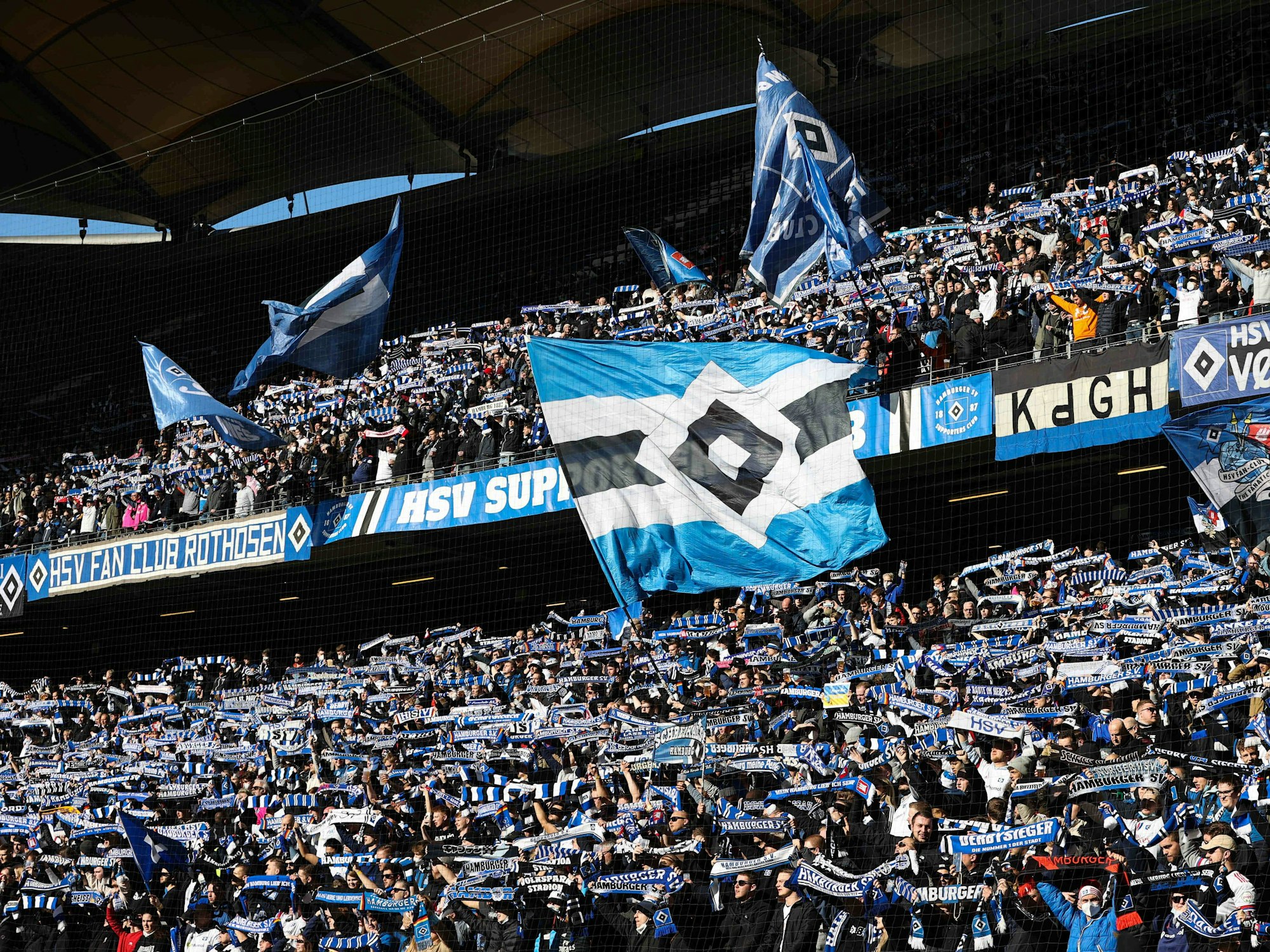 Die Fans des Hamburger SV stehen gegen Werder Bremen im Volksparkstadion.