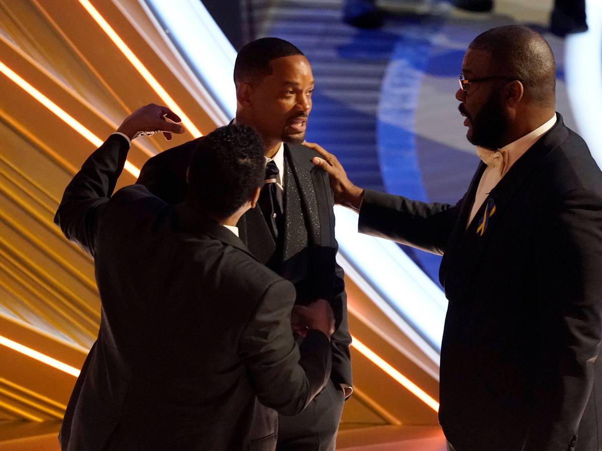 Sean Combs (l-r), Will Smith und Tyler Perry unterhalten sich bei der 94. Verleihung der Academy Awards in Hollywood, nachdem Smith wutentbrannt auf die Bühne gelaufen war und seinem Kollegen Ch. Rock eine Ohrfeige gegeben hat.