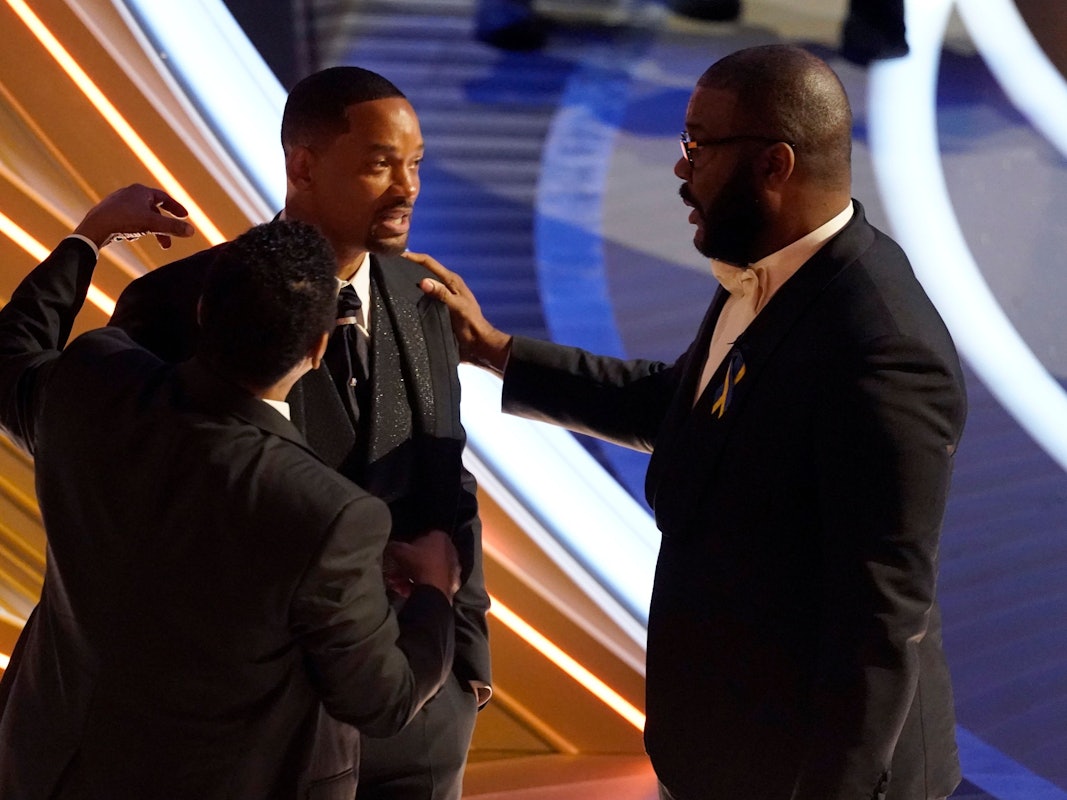 Sean Combs (l-r), Will Smith und Tyler Perry unterhalten sich bei der 94. Verleihung der Academy Awards in Hollywood, nachdem Smith wutentbrannt auf die Bühne gelaufen war und seinem Kollegen Ch. Rock eine Ohrfeige gegeben hat.