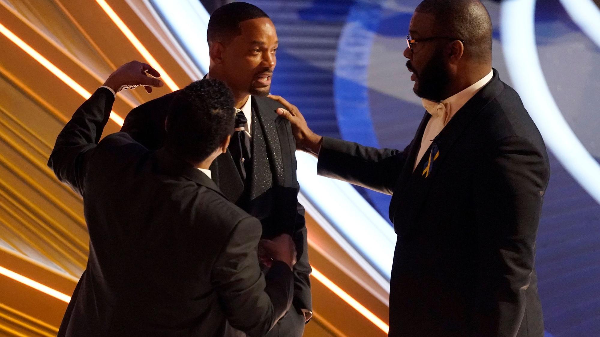 Sean Combs (l-r), Will Smith und Tyler Perry unterhalten sich bei der 94. Verleihung der Academy Awards in Hollywood, nachdem Smith wutentbrannt auf die Bühne gelaufen war und seinem Kollegen Ch. Rock eine Ohrfeige gegeben hat.