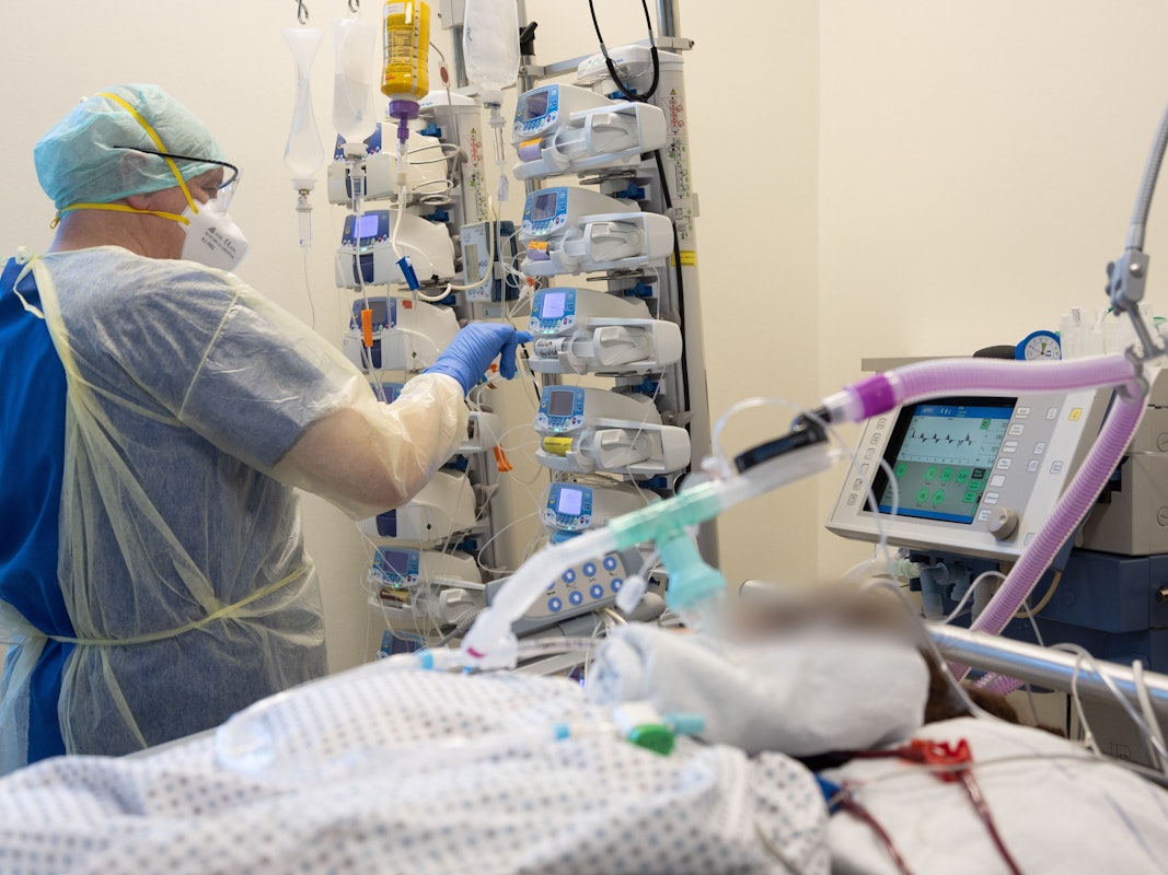 Die Lage in vielen deutschen Kliniken verschärft sich wegen des Krankenstands zusehends. Ein Krankenpfleger versorgt Ende März einen schwer an Corona erkrankten Patienten auf der Intensivstation von einem Krankenhaus in Niedersachsen.