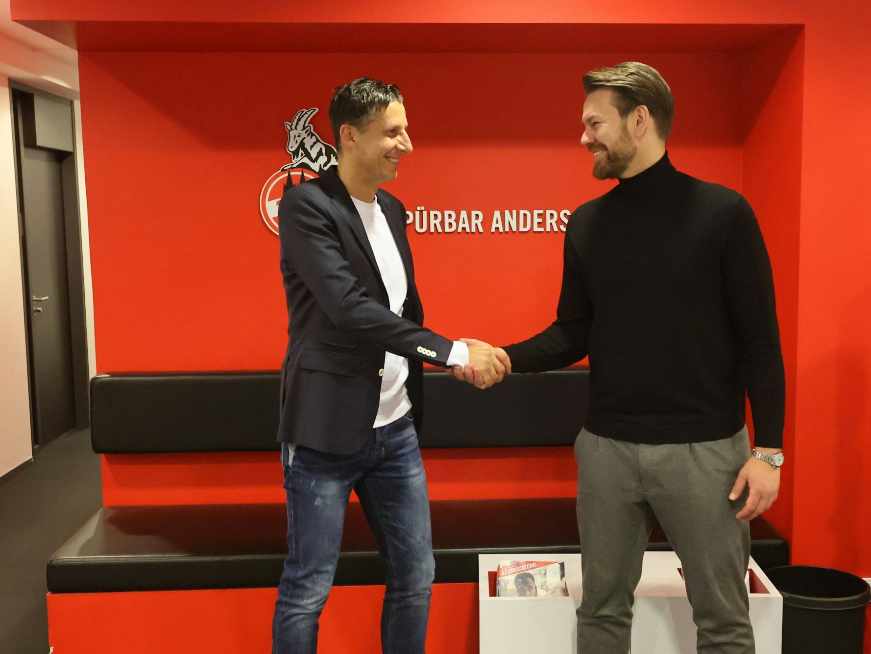 Thomas Kessler begrüßt Sportchef Christian Keller am Freitag, 1. April 2022, am Geißbockheim.