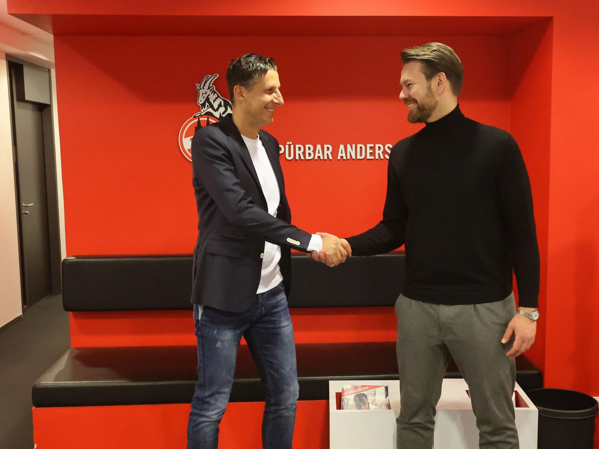Thomas Kessler begrüßt Sportchef Christian Keller am Freitag, 1. April 2022, am Geißbockheim.