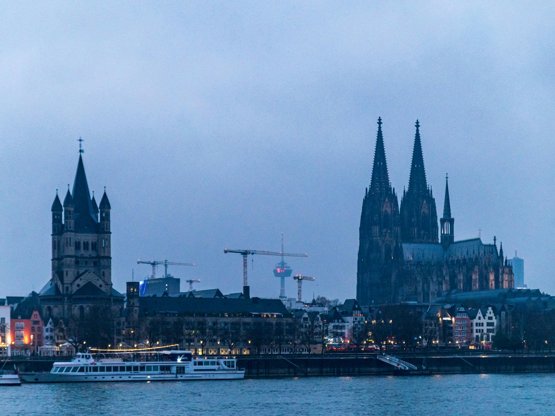 Am Freitagnachmittag setzte Schneegestöber ein. Unser Foto zeigt den Kölner Dom.