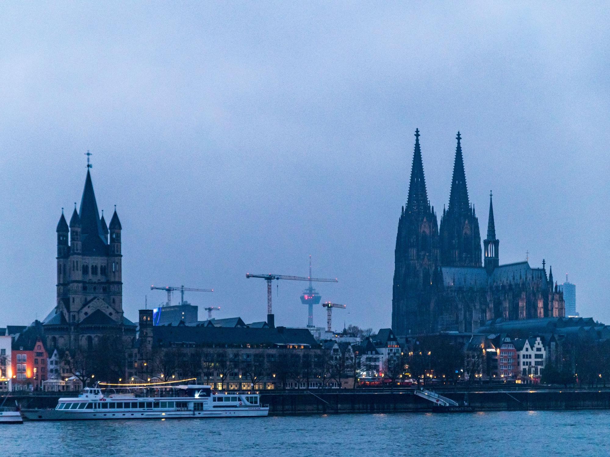 Am Freitagnachmittag setzte Schneegestöber ein. Unser Foto zeigt den Kölner Dom.