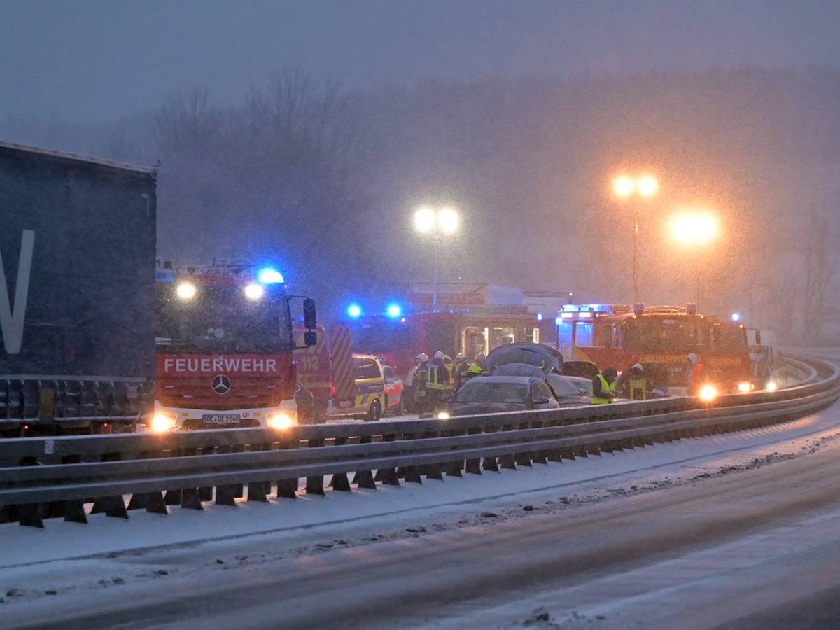 Unfall mit mehreren Fahrzeugen auf der A45 in Drolshagen am Freitagabend.