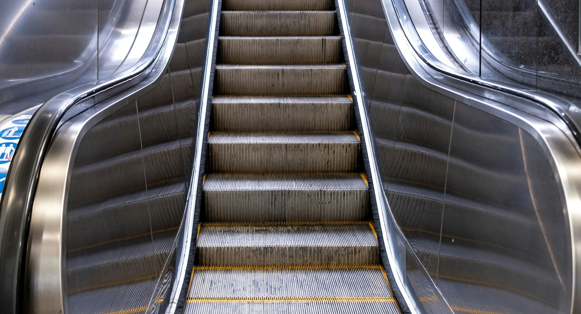 In Köln-Bickendorf wurden jetzt zwei neue KVB-Rolltreppen in Betrieb genommen. Unser Foto vom 16. März 2022 zeigt eine Rolltreppe am Neumarkt.