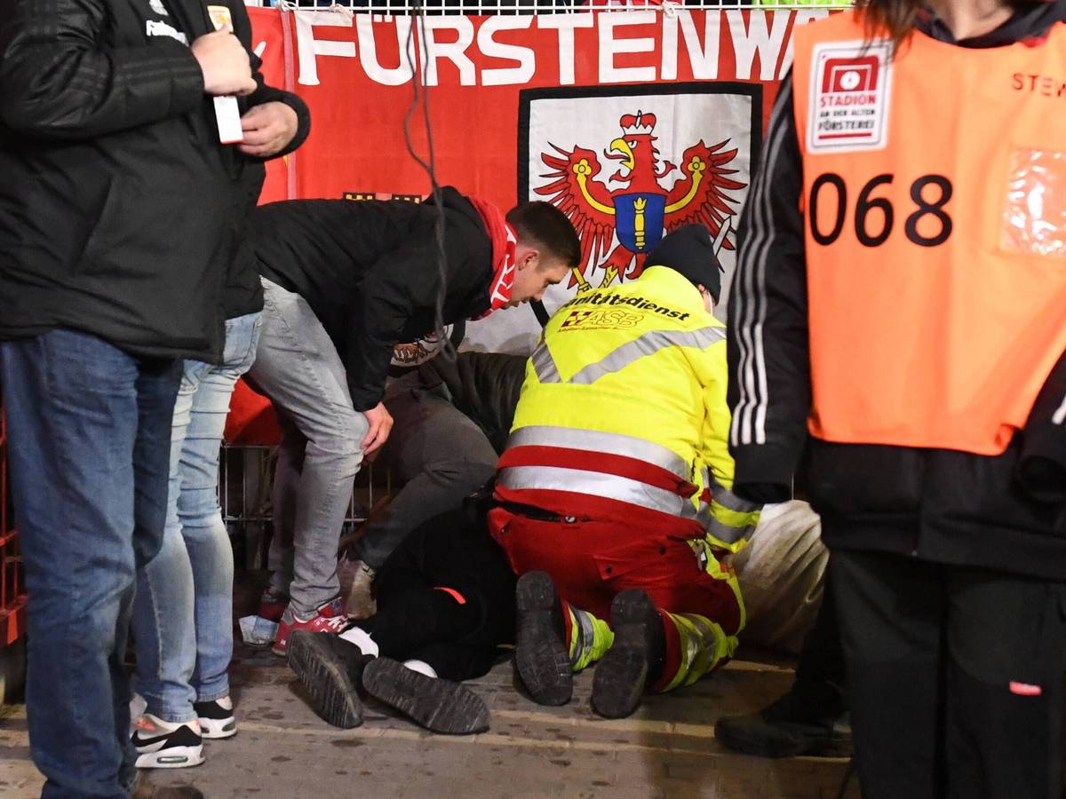 Ein verunglückter Fan wird beim Bundesliga-Spiel Union Berlin gegen den 1. FC Köln von Sanitätern versorgt
