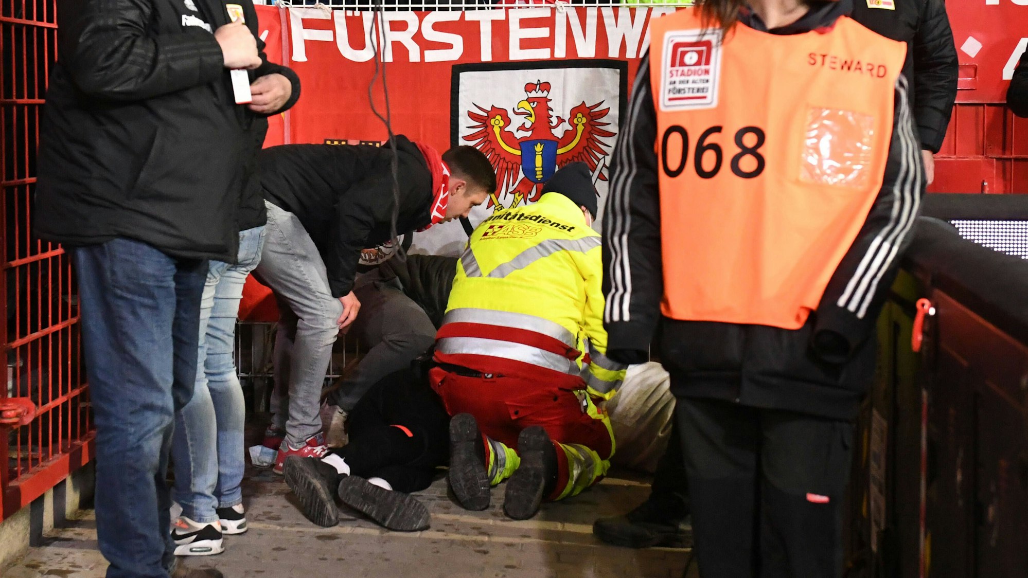 Ein verunglückter Fan wird beim Bundesliga-Spiel Union Berlin gegen den 1. FC Köln von Sanitätern versorgt