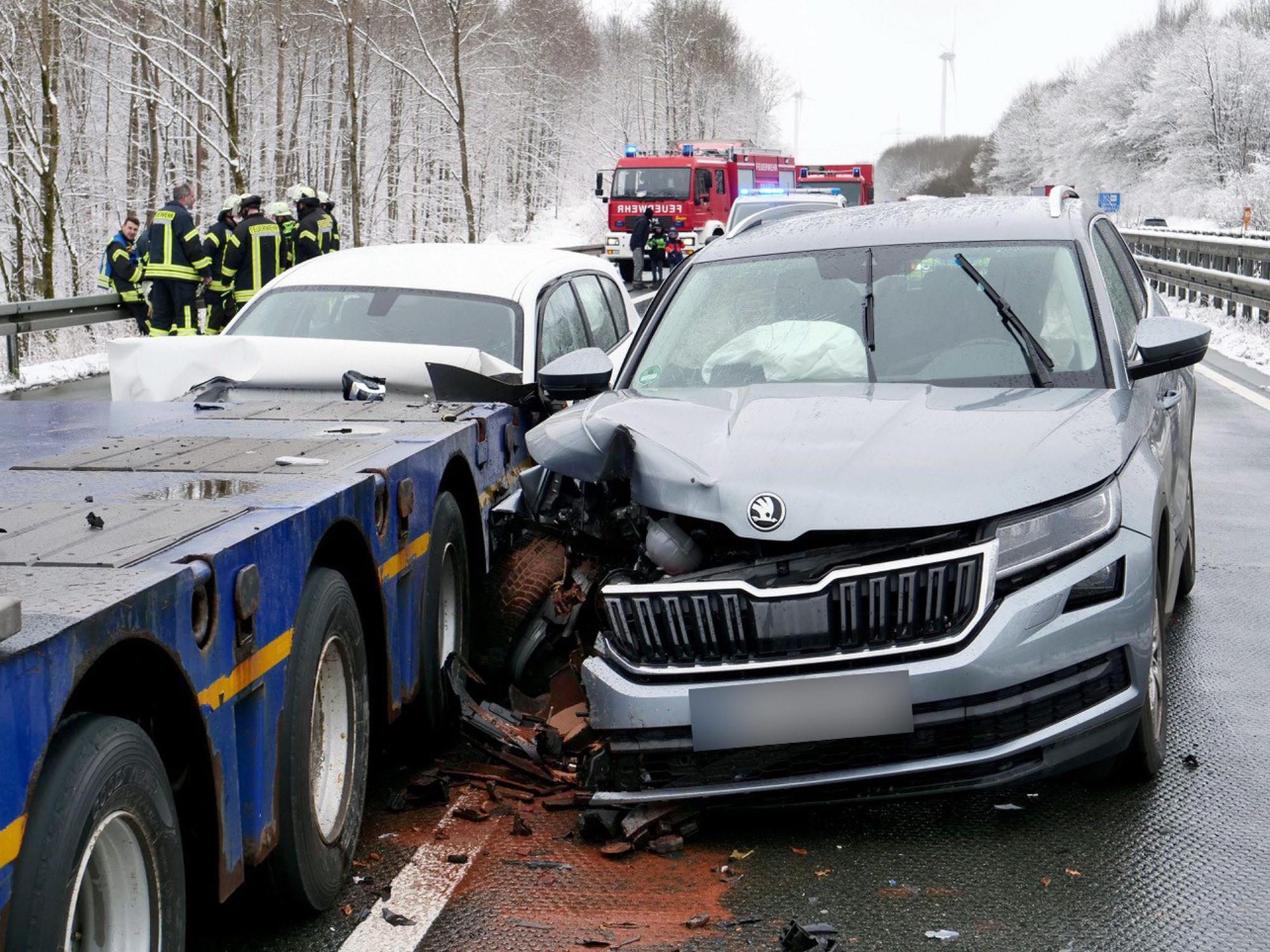 Eines der Fahrzeuge wurde in einen Schwerlasttransporter geschoben.