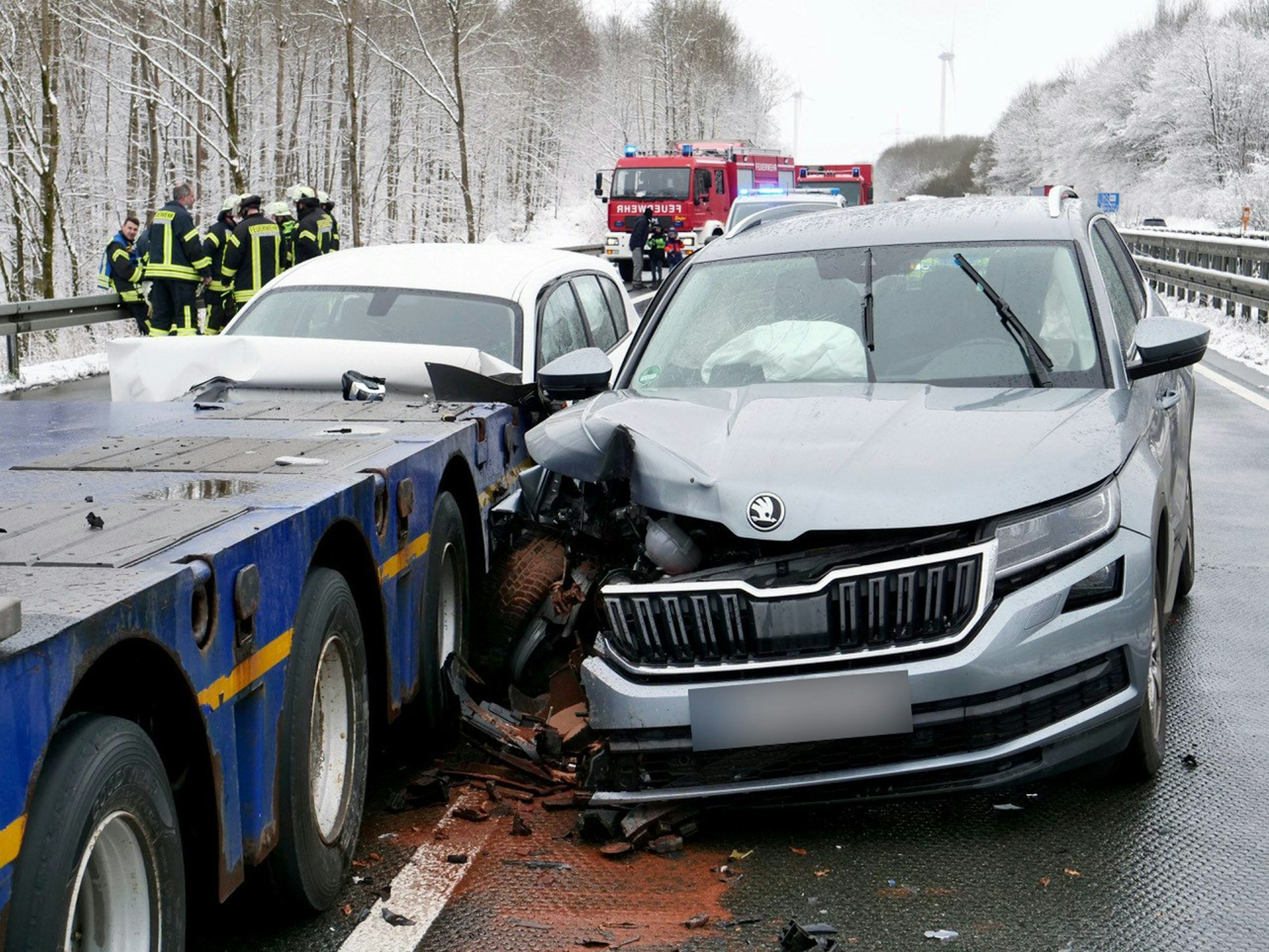 Eines der Fahrzeuge wurde in einen Schwerlasttransporter geschoben.