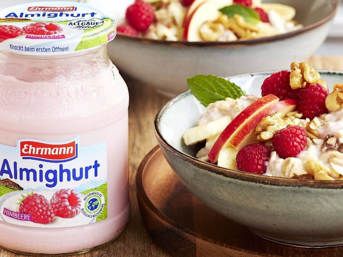 Das PR-Foto zeigt den Almighurt von Ehrmann: Ehrmann steht zusammen einigen anderen deutschen Unternehmen in der Kritik, ihr Geschäft in Russland trotz des Krieges in der Ukraine weiterzuführen. Ein Reputationsexperte warnt nun vor den Folgen.