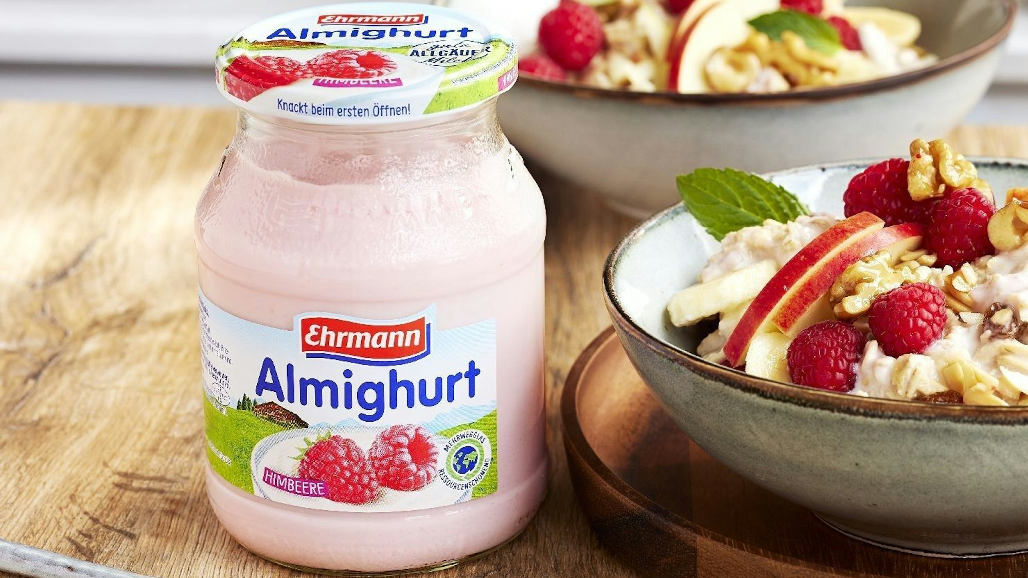 Das PR-Foto zeigt den Almighurt von Ehrmann: Ehrmann steht zusammen einigen anderen deutschen Unternehmen in der Kritik, ihr Geschäft in Russland trotz des Krieges in der Ukraine weiterzuführen. Ein Reputationsexperte warnt nun vor den Folgen.