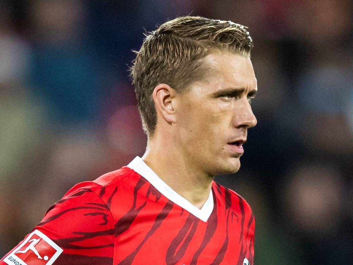 Nils Petersen im Eröffnungsspiel des neuen Stadions des SC Freiburg gegen den FC St. Pauli auf dem Rasen