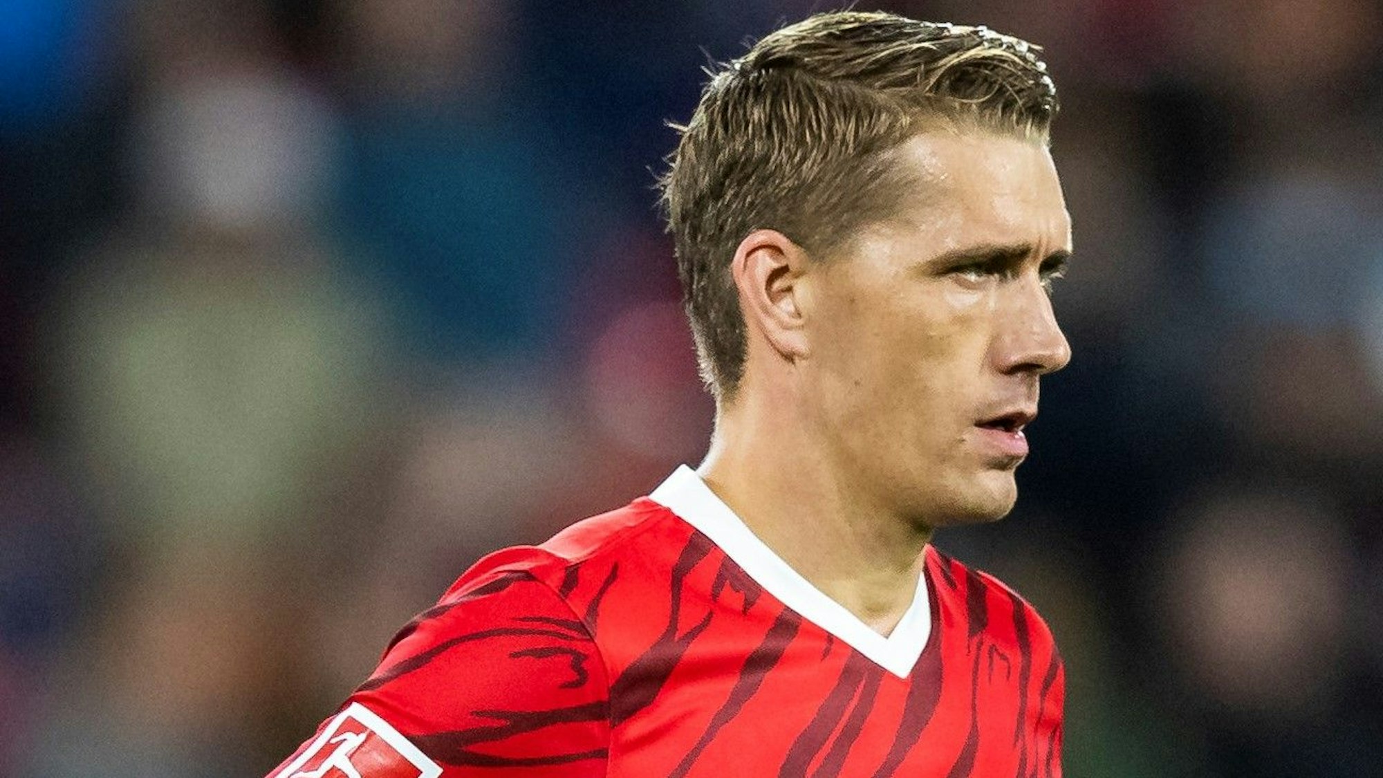 Nils Petersen im Eröffnungsspiel des neuen Stadions des SC Freiburg gegen den FC St. Pauli auf dem Rasen