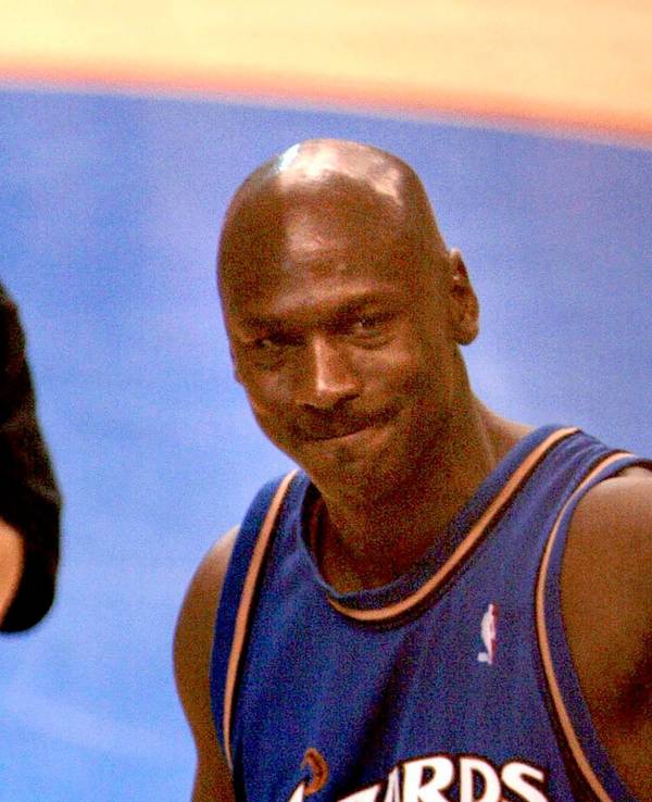 Michael Jordon winkt zum Abschied.