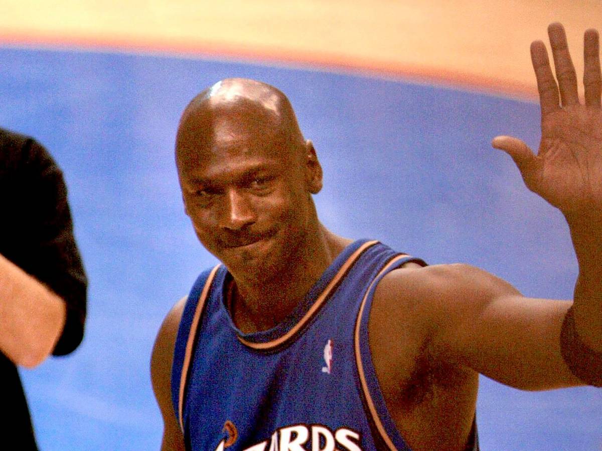 Michael Jordon winkt zum Abschied.