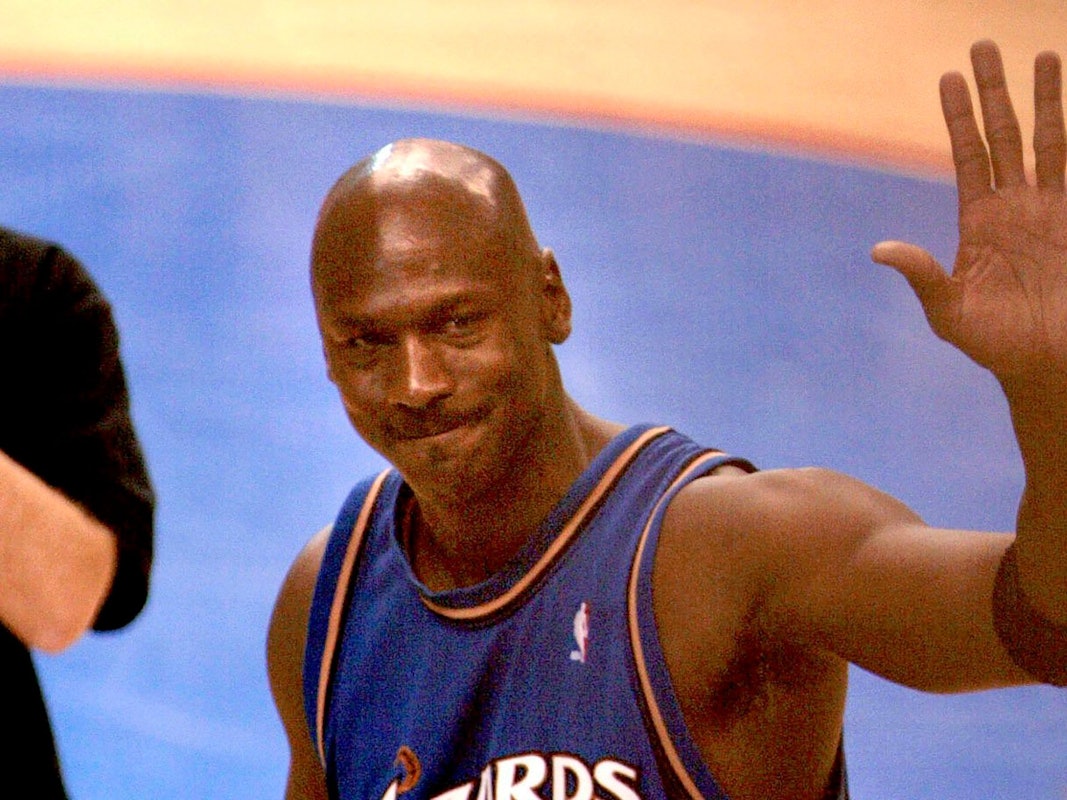 Michael Jordon winkt zum Abschied.