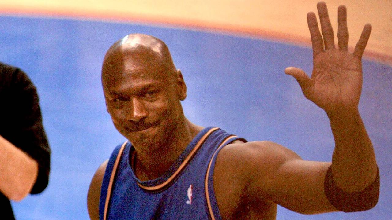 Michael Jordon winkt zum Abschied.