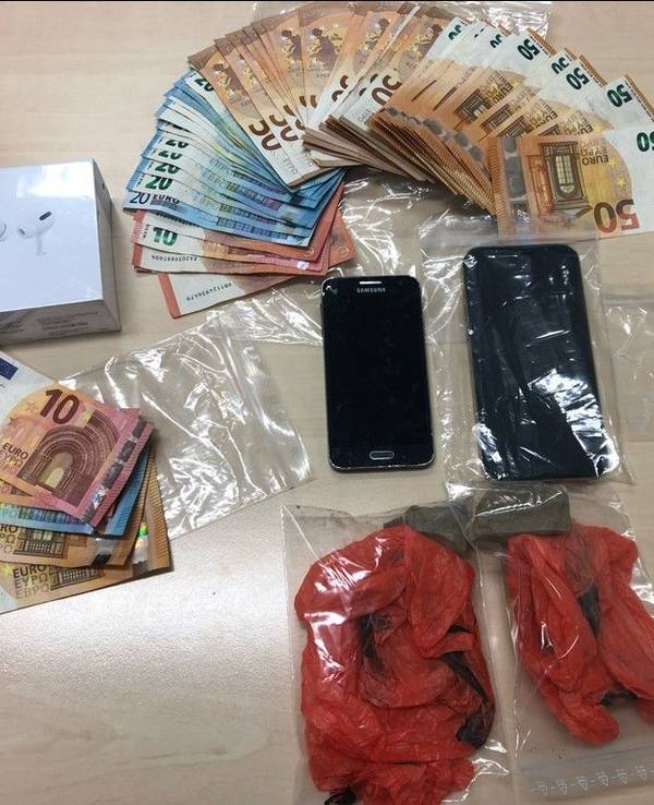 Drogen wie Kokain und Heroin liegen auf einem Tisch.
