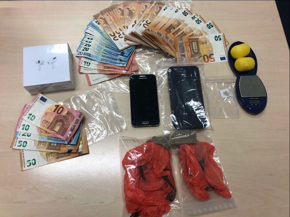 Drogen wie Kokain und Heroin liegen auf einem Tisch.