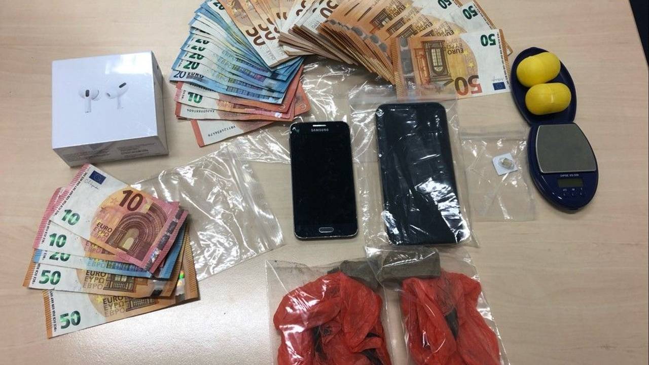 Drogen wie Kokain und Heroin liegen auf einem Tisch.