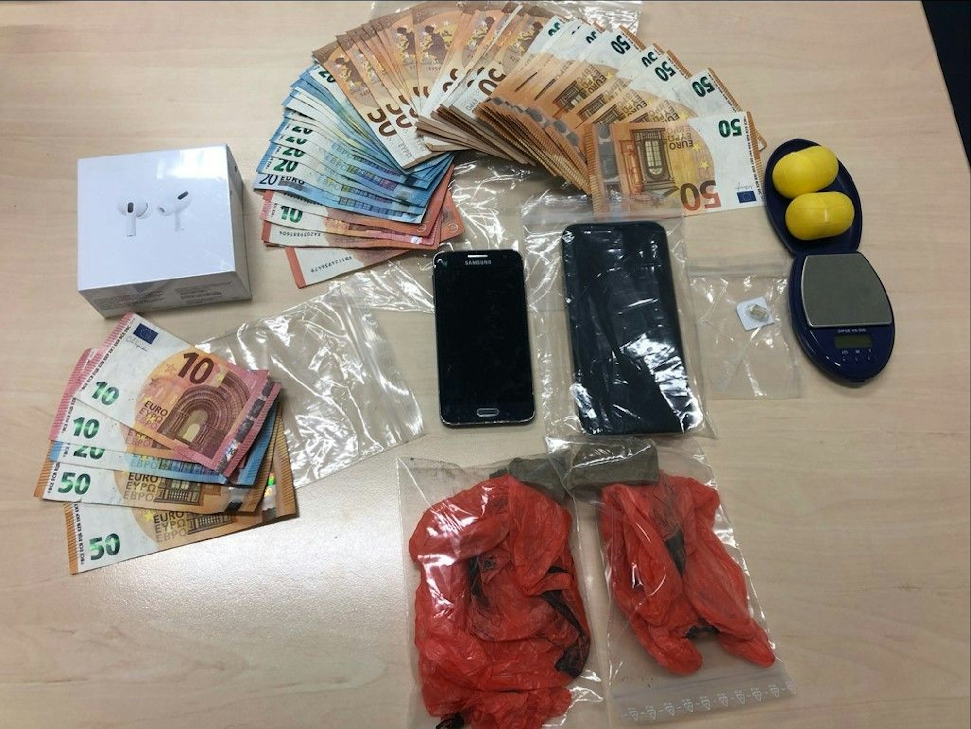 Drogen wie Kokain und Heroin liegen auf einem Tisch.