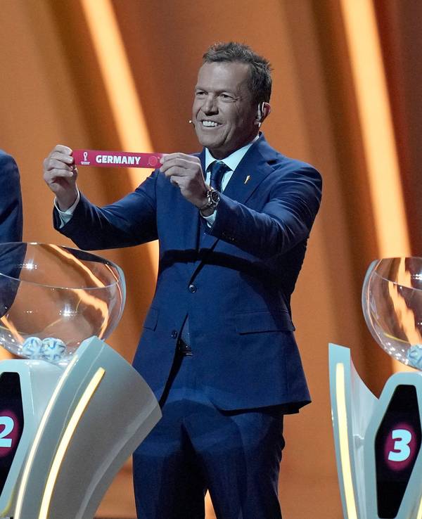 Lothar Matthäus zieht Deutschland, neben ihm steht Cafu.