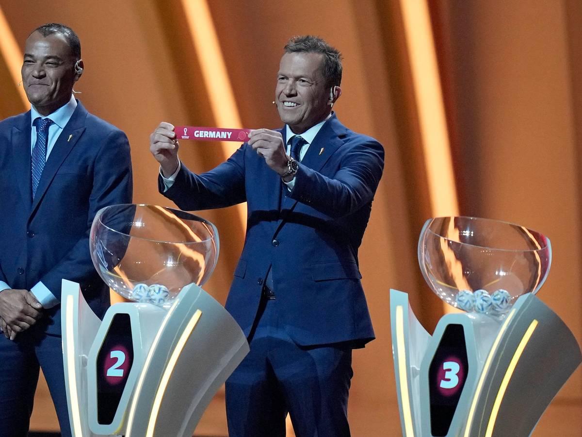 Lothar Matthäus zieht Deutschland, neben ihm steht Cafu.