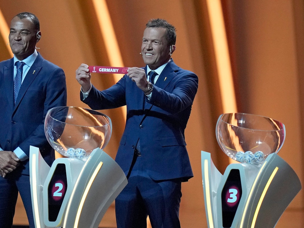 Lothar Matthäus zieht Deutschland, neben ihm steht Cafu.