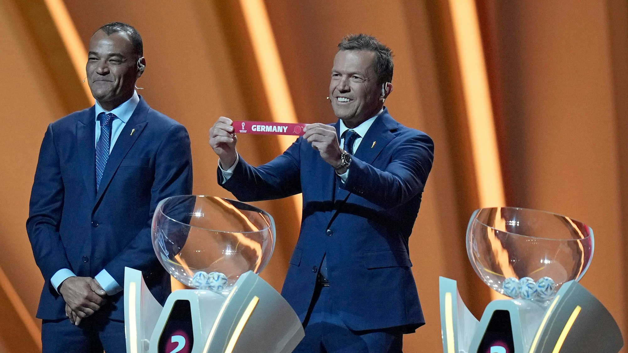 Lothar Matthäus zieht Deutschland, neben ihm steht Cafu.