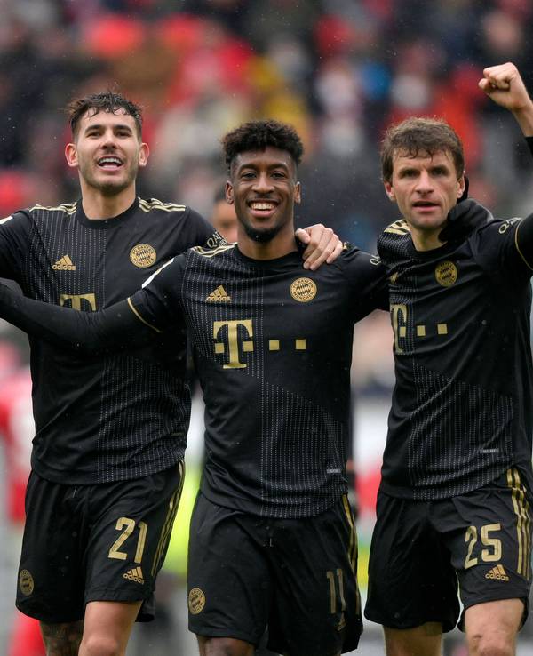 v.l. Lucas Hernandez, Kingsley Coman und Thomas Müller jubeln über den 4:1 Sieg beim SC Freiburg.