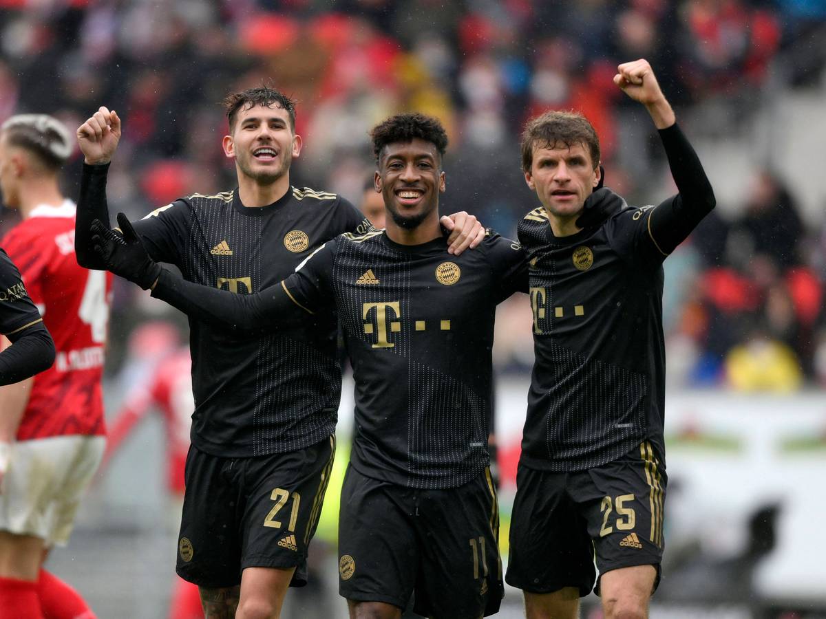 v.l. Lucas Hernandez, Kingsley Coman und Thomas Müller jubeln über den 4:1 Sieg beim SC Freiburg.