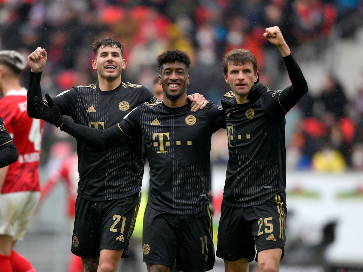 v.l. Lucas Hernandez, Kingsley Coman und Thomas Müller jubeln über den 4:1 Sieg beim SC Freiburg.