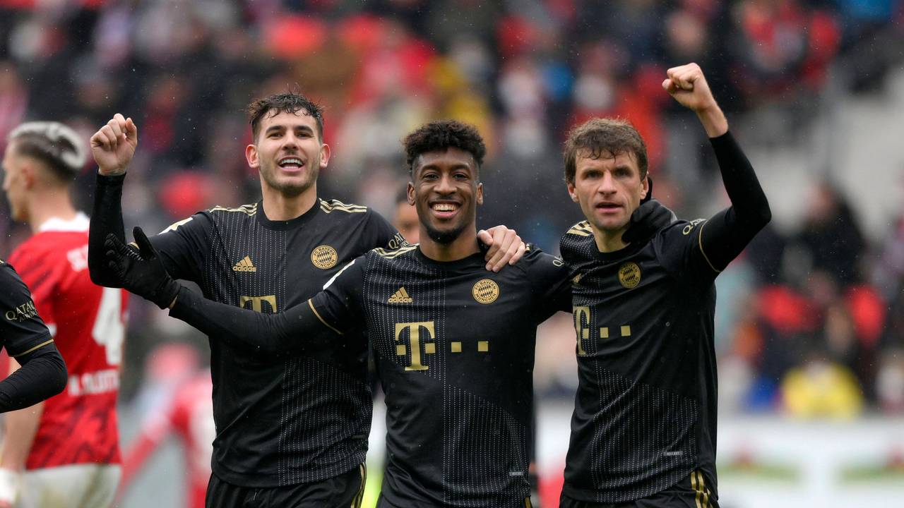 v.l. Lucas Hernandez, Kingsley Coman und Thomas Müller jubeln über den 4:1 Sieg beim SC Freiburg.