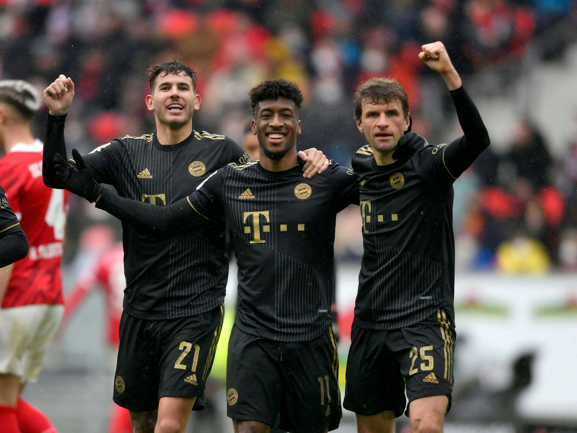 v.l. Lucas Hernandez, Kingsley Coman und Thomas Müller jubeln über den 4:1 Sieg beim SC Freiburg.