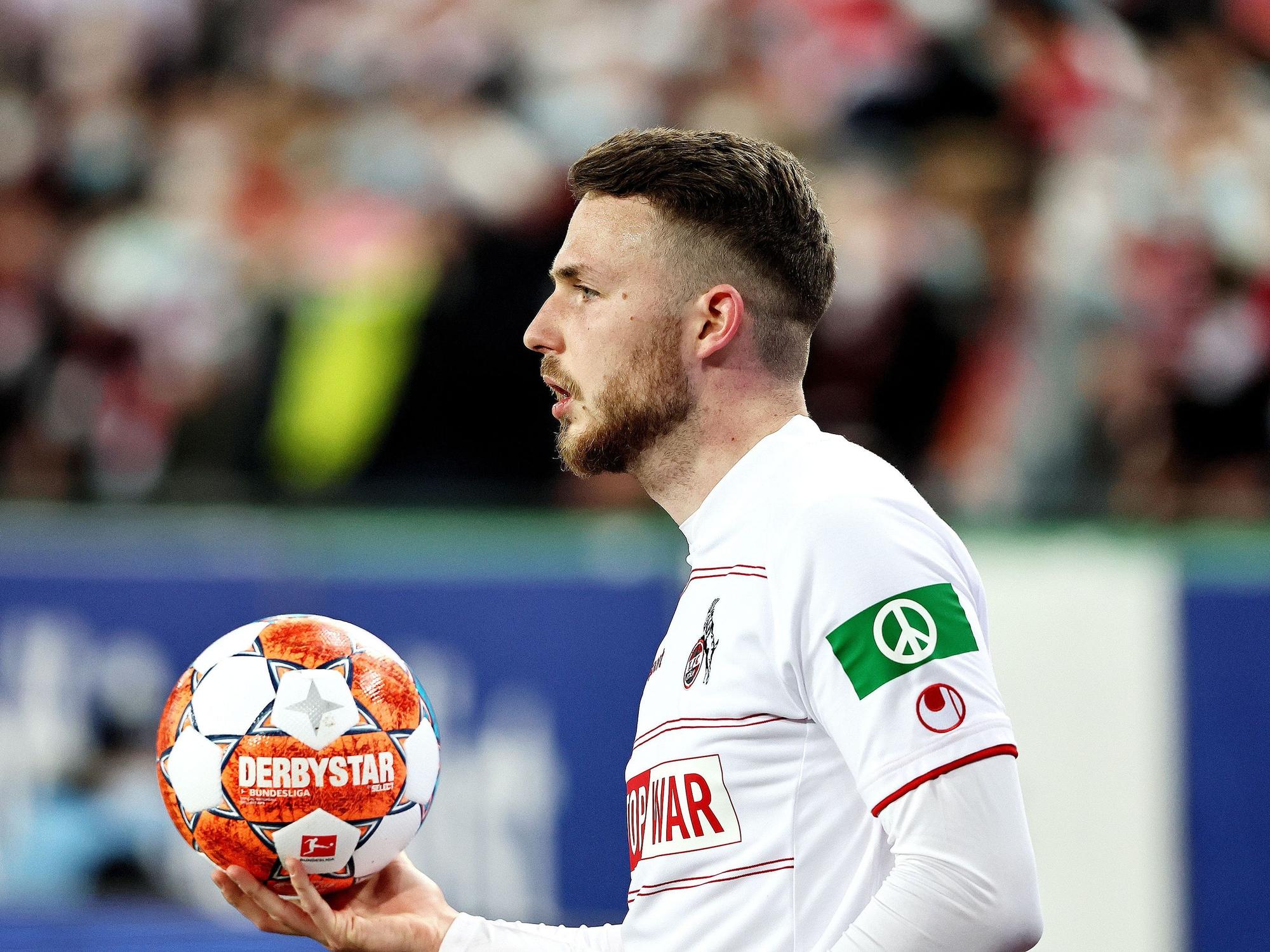 Jannes Horn hält im Spiel des 1. FC Köln gegen die TSG Hoffenheim vor einem Einwurf den Ball in der Hand.